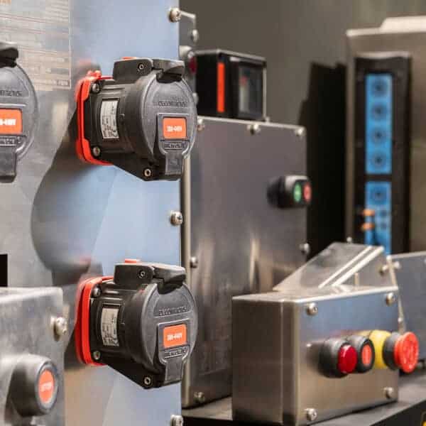 Conectores de potencia para armarios eléctricos industriales.